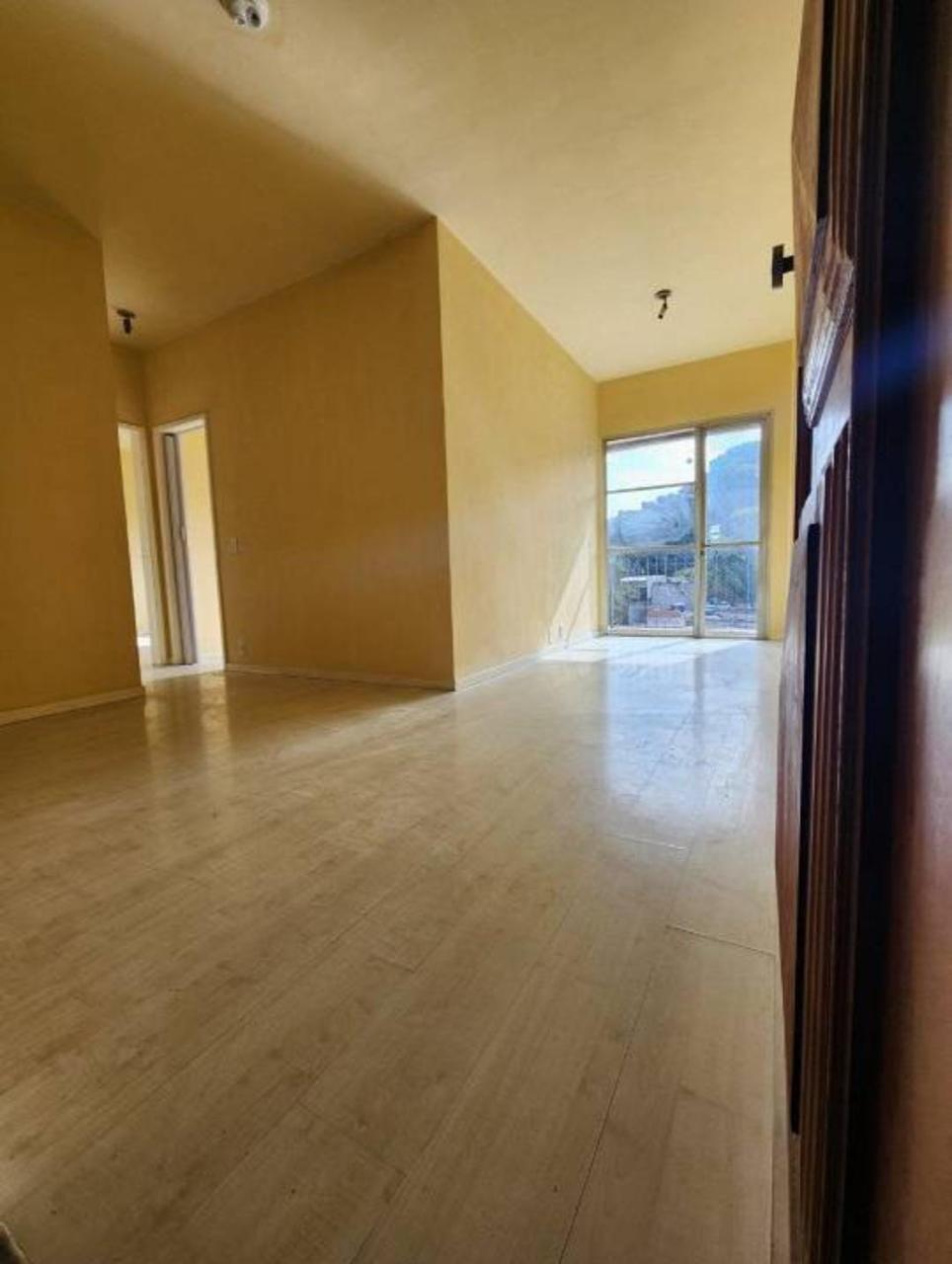Apartamento com 2 quartos, varanda e piso laminado à venda no bairro